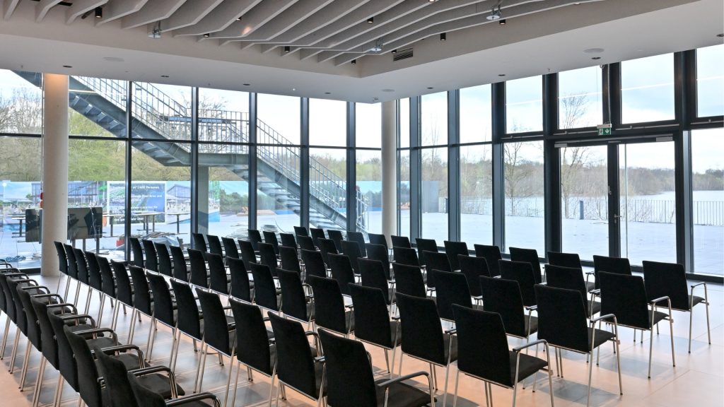 Meetingraum Eventlocation EUREF-Campus Düsseldorf mit Reihen-Bestuhlung und Fensterfront