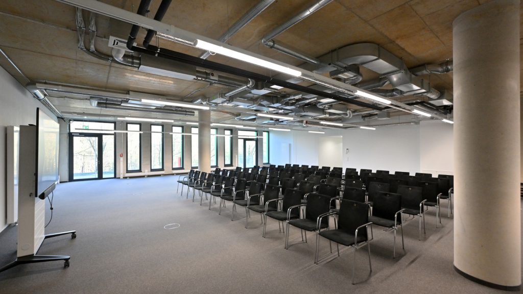Meetingraum Eventlocation EUREF-Campus Düsseldorf mit Reihen-Bestuhlung