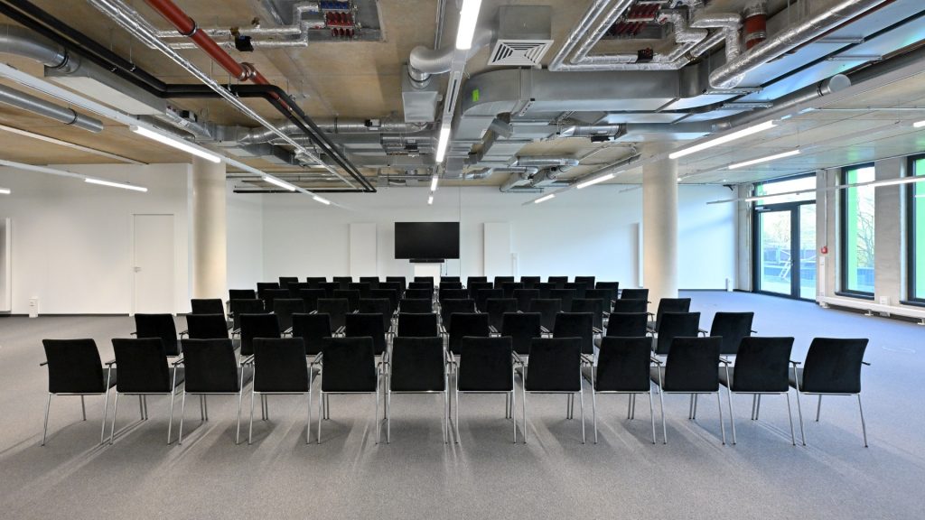 Meetingraum Eventlocation EUREF-Campus Düsseldorf mit Reihen-Bestuhlung