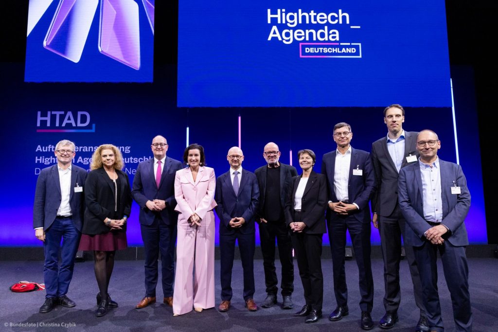 Ein Gruppenfoto auf der Bühne im Gasometer bei der Hightech Agenda Deutschland