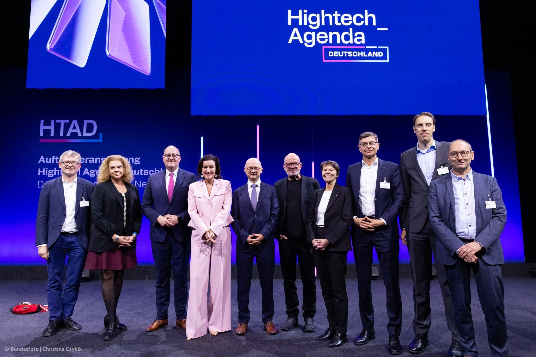 Ein Gruppenfoto auf der Bühne im Gasometer bei der Hightech Agenda Deutschland