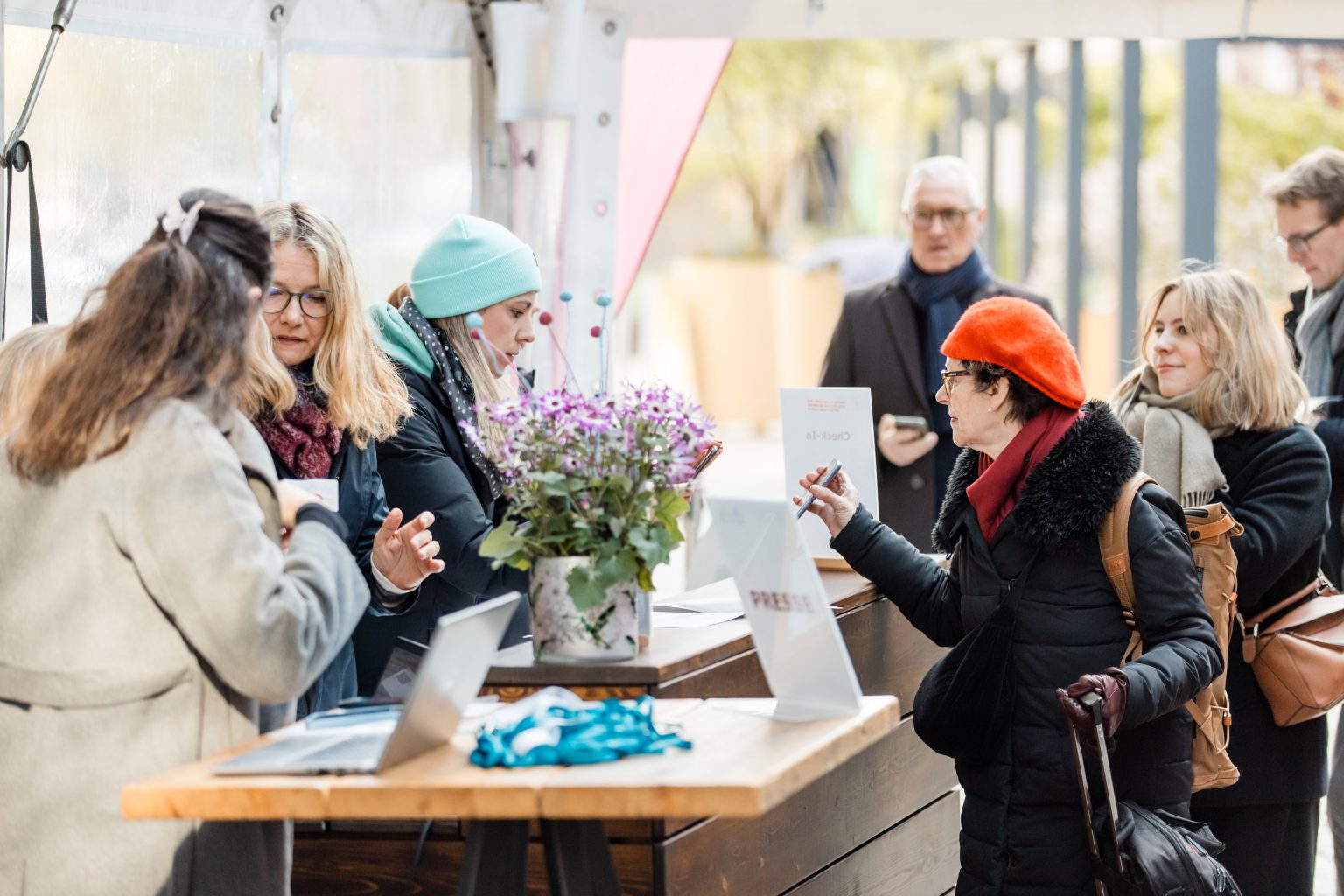 Gäste bei der Akkreditierung