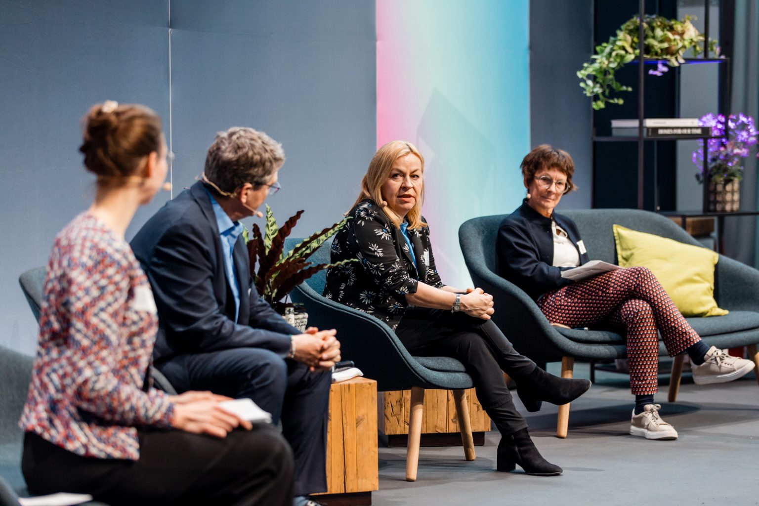 Eine kleine Talkrunde auf der Bühne, 3 Frauen, 1 Mann