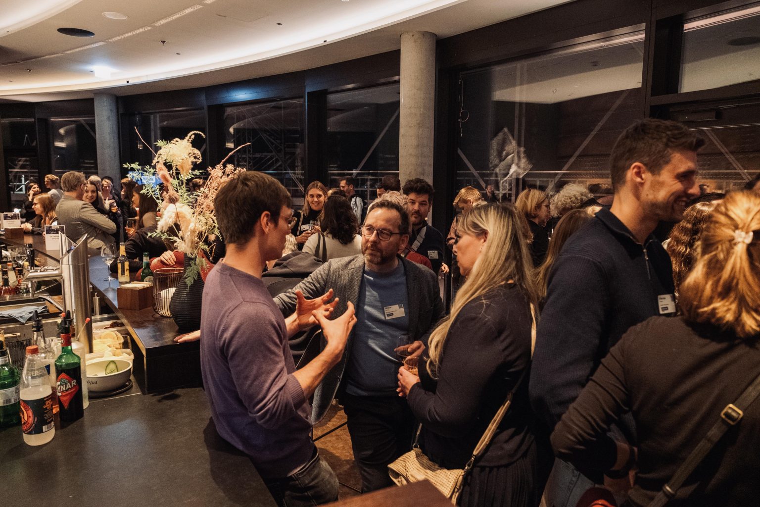 Menschen in Gesprächen und beim Networking in der Gasometer Sky Bar