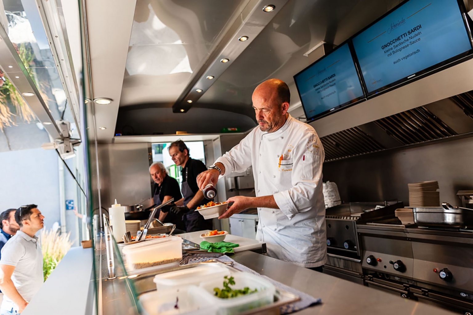 Thomas Kammeier serviert Currywurst im Food Truck