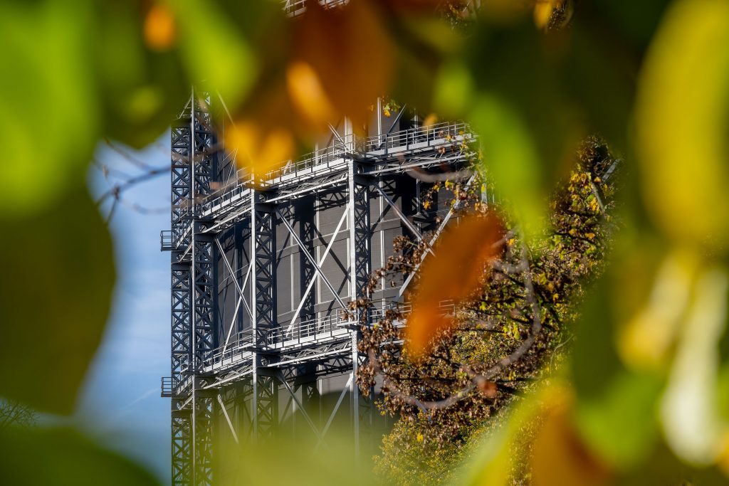 Gasometer in herbstlicher Umgebung