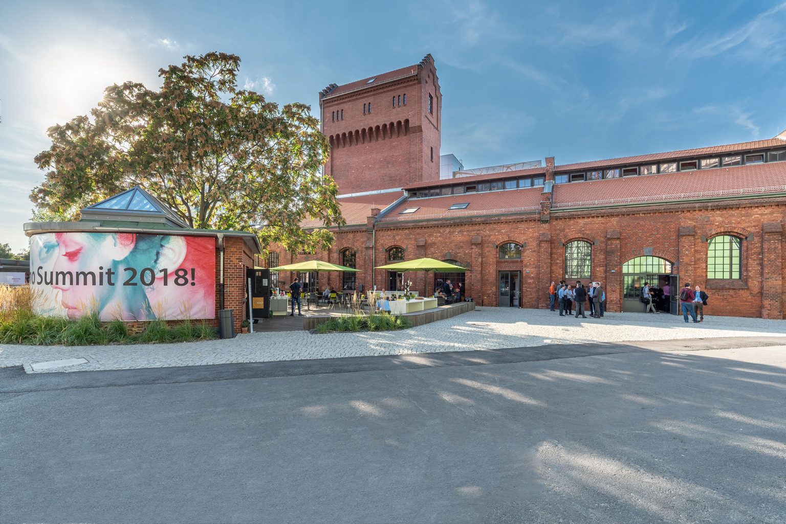 EUREF-Plaza und Blick auf das historische Gebäude Wasserturm