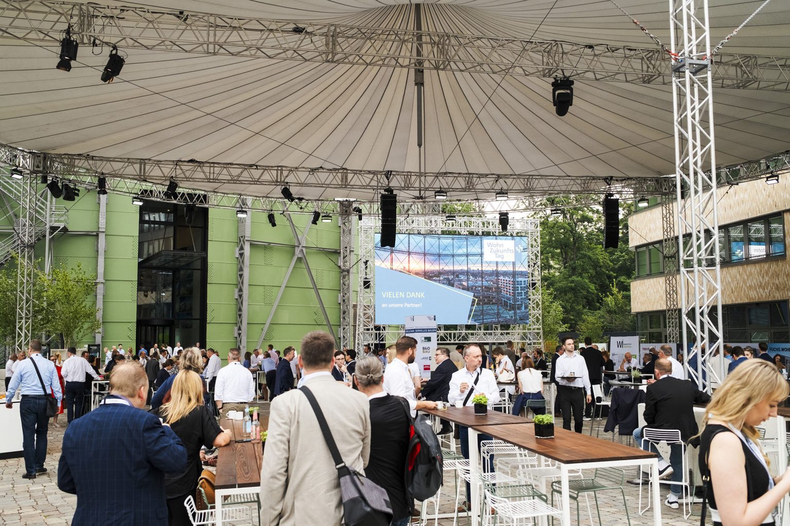 Veranstaltung auf dem EUEF-Plaza mit Gästen unter einem Veranstaltungszelt