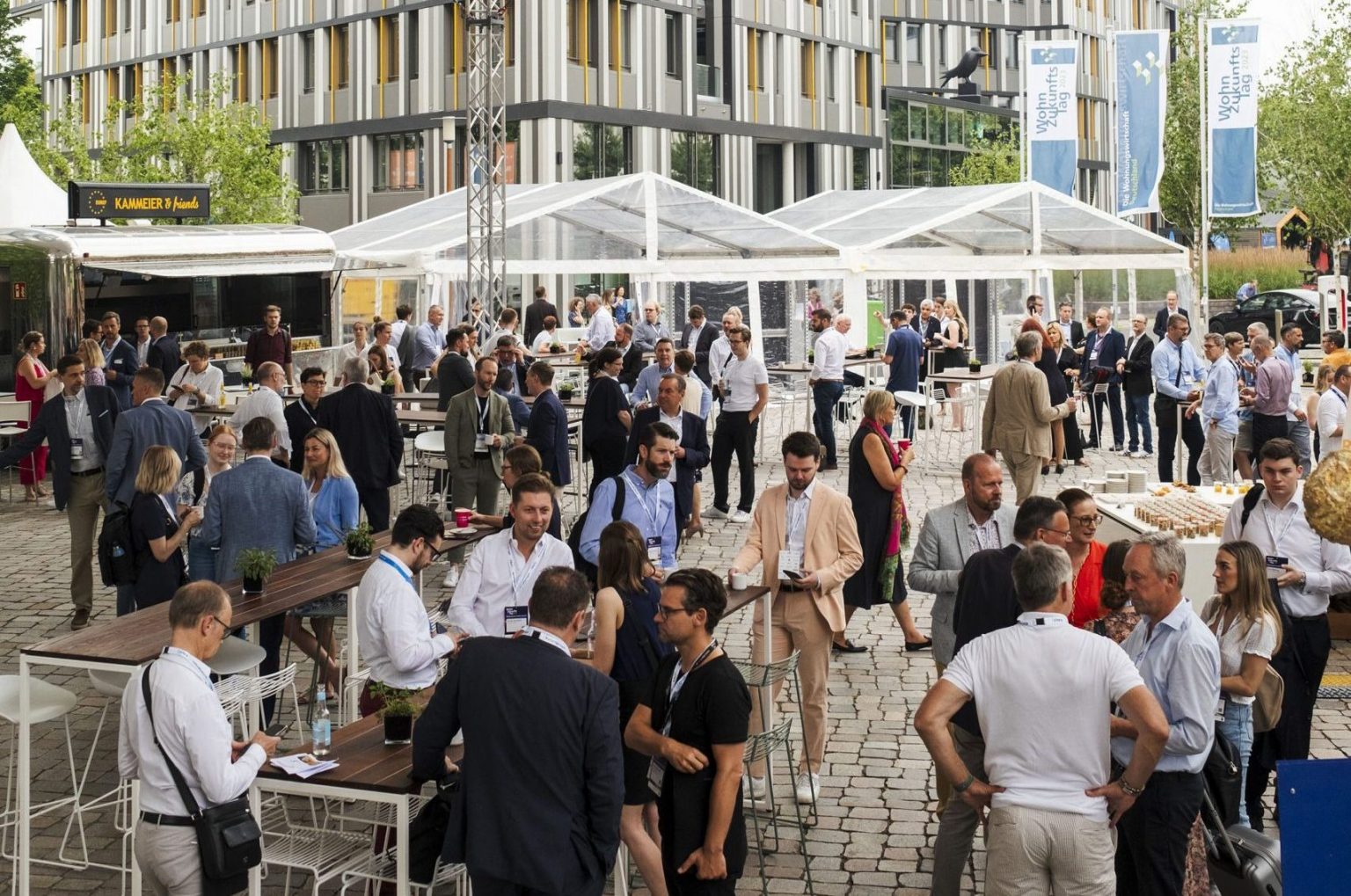 Wohnzukunftstag Event auf dem EUREF-Plaza mit Gästen, die sich unterhalten