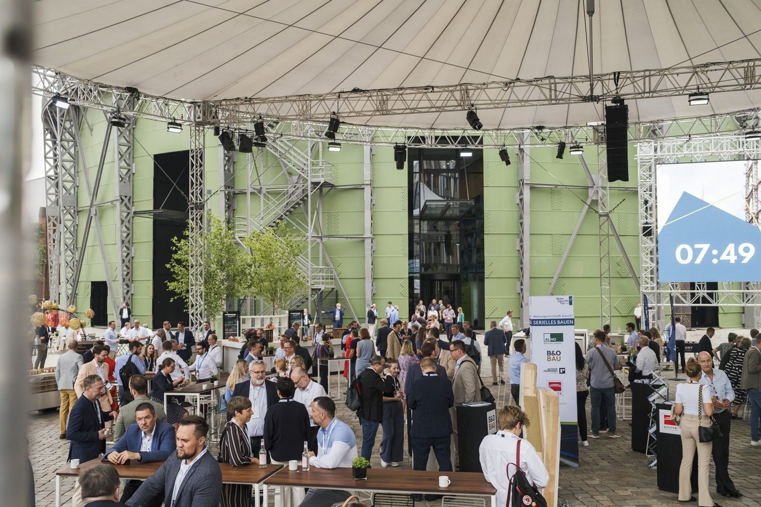Wohnzukunftstag Event auf dem EUREF-Plaza mit Gästen, die sich unterhalten