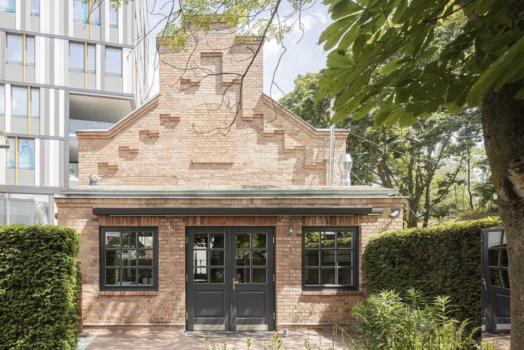 Das Reglerhaus von außen bei Sonnenschein