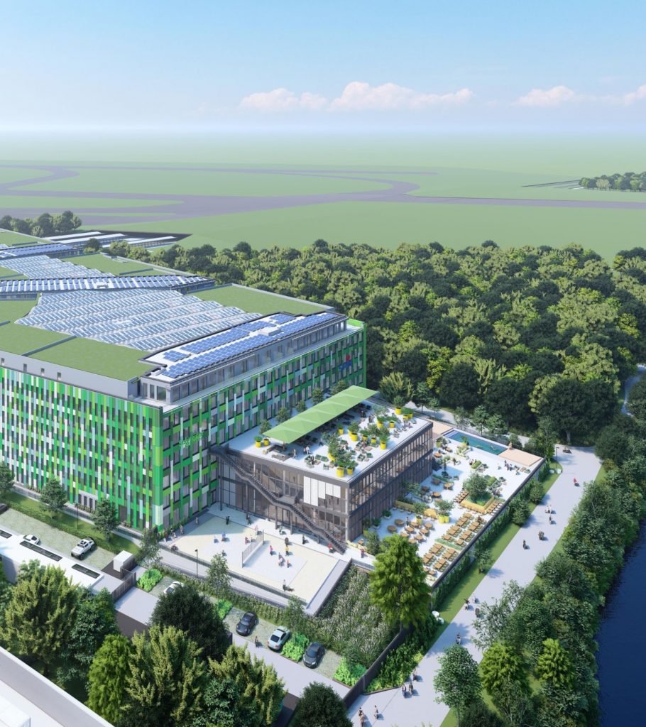 Rendering des EUREF-Campus Düsseldorf im Grünen, die Fassade des Gebäudes ist grün, eine geräumige Terrasse säumt das Gebäude auf der rechten Seite, ein See grenzt an.
