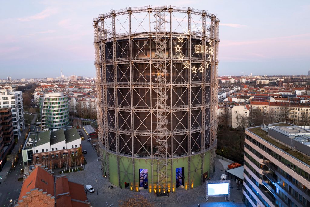 Drohnenaufnahme vom Gasometer mit rosa Abendhimmel im Hintergrund