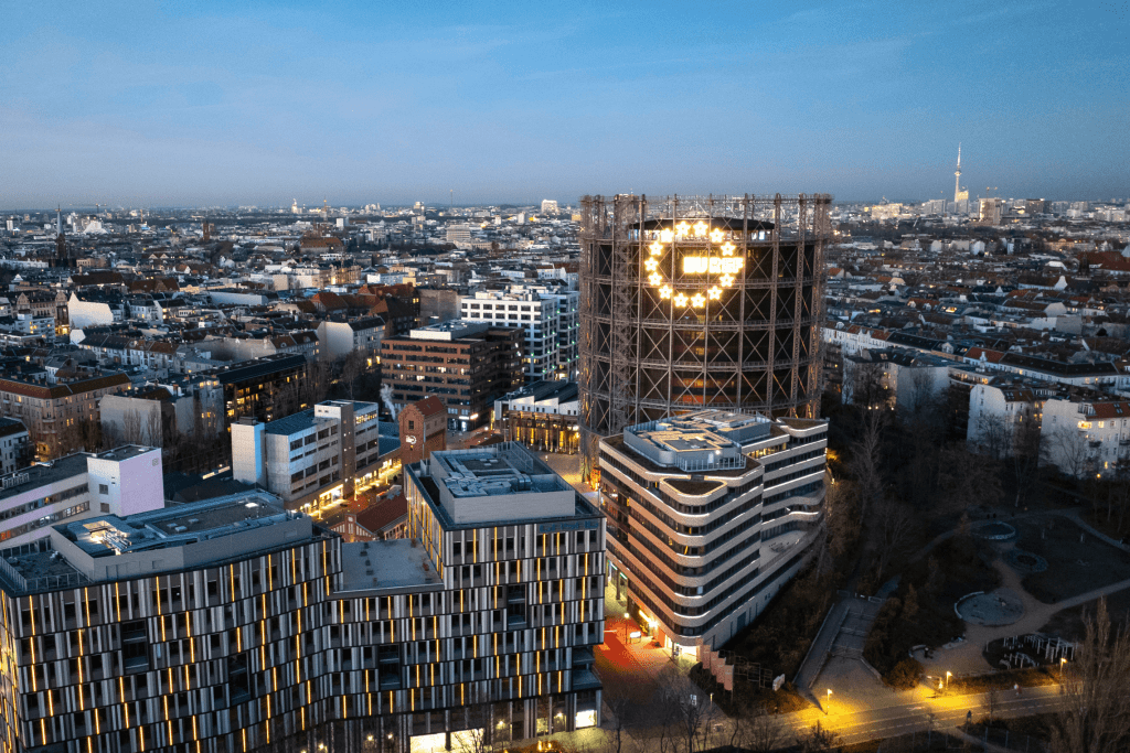 Gasometer auf dem EUREF-Campus in Berin Schöneberg, aufgenommen mit der Drohne, es dämmert
