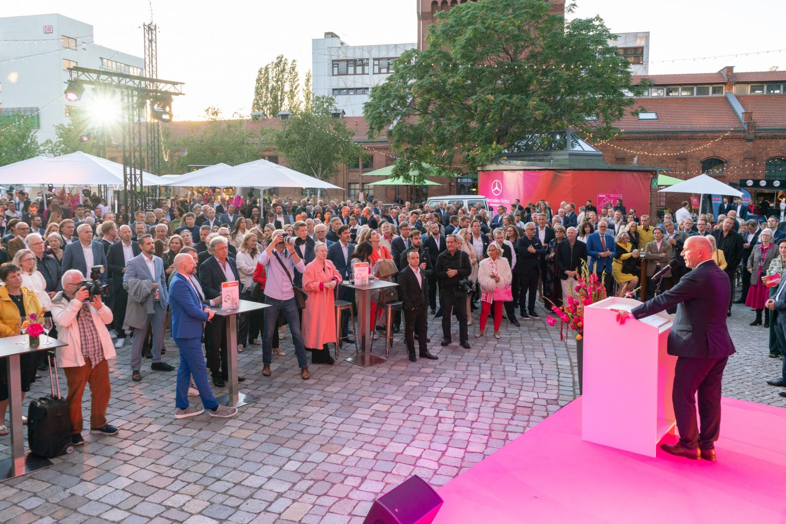 Der regierende Bürgermeister von Berlin, Kai Wegner, bei einer Begrüßungsrede auf der Bühne, er spricht zum Publikum