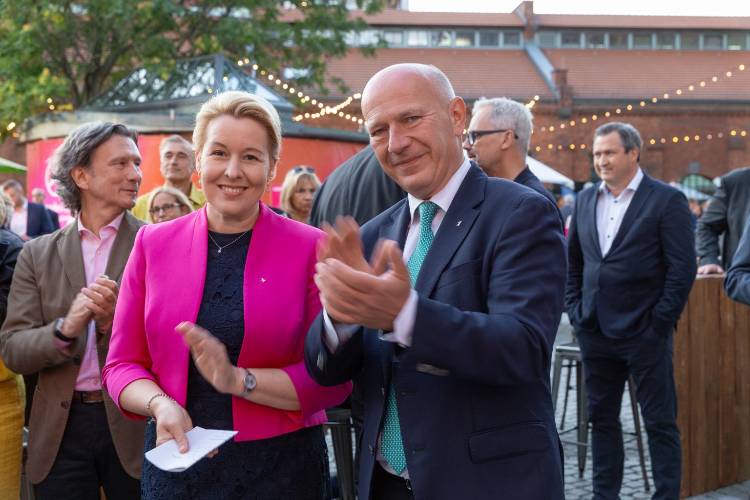 Die ehemalige Bürgermeisterin Franziska Giffey und der aktuelle Berliner Bürgermeister Kai Wegner schauen applaudierend in die Kamera