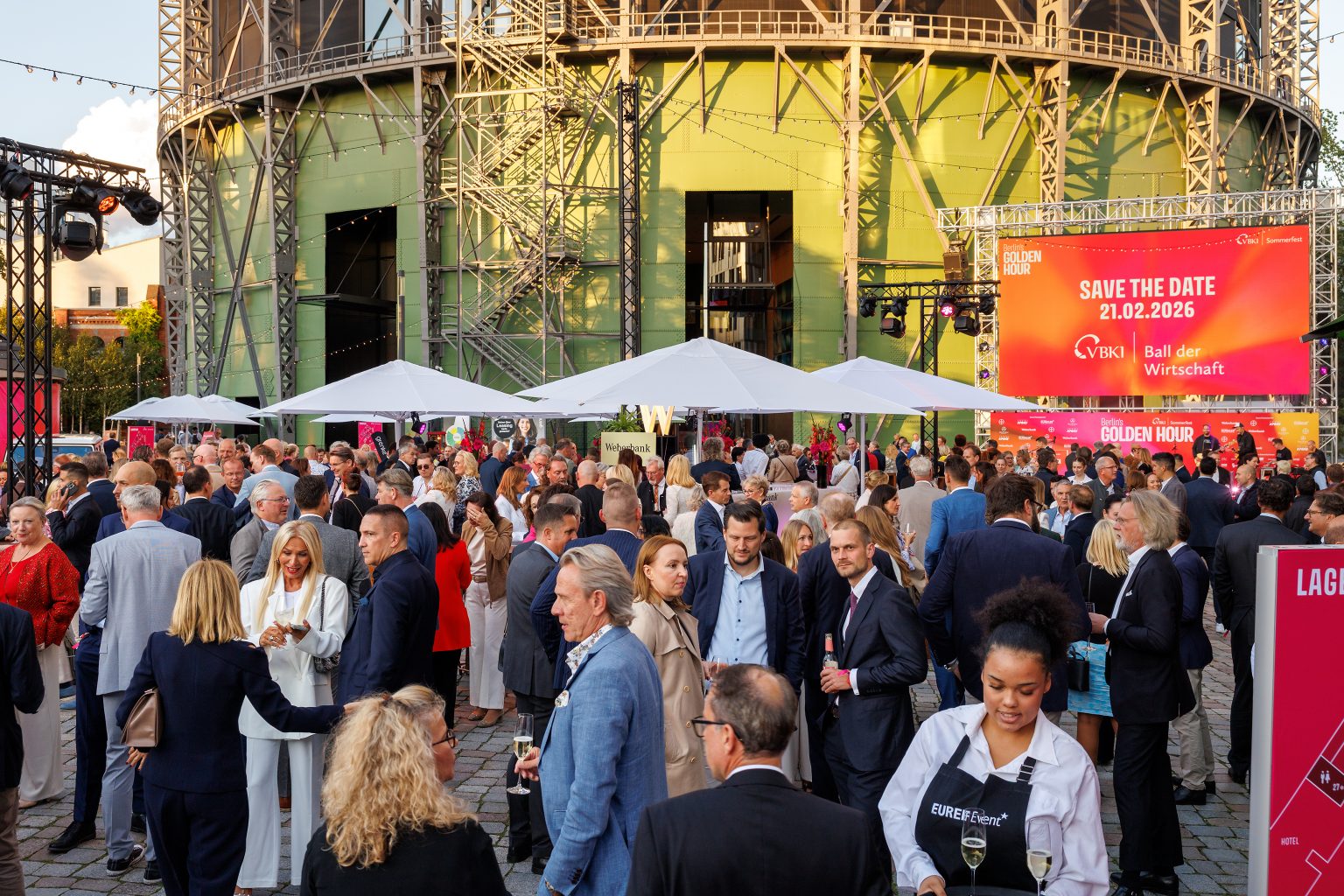 Die Gäste des VBKI Sommerfestes bei untergehender Sonne auf dem EUREF-Plaza