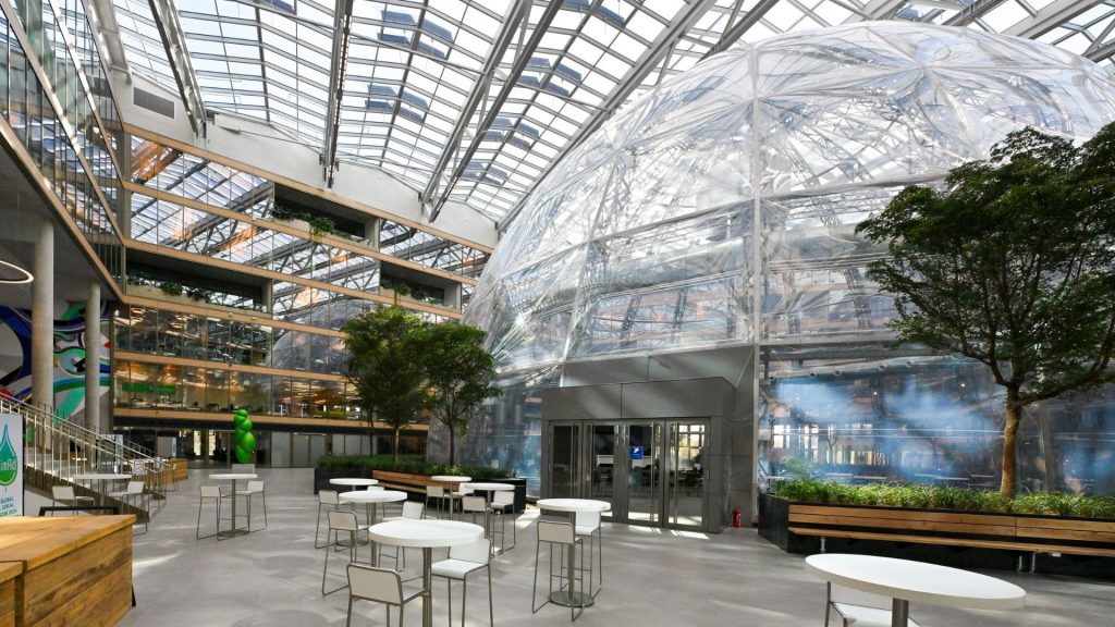 Das Atrium auf dem EUREF-CAMPUS mit Blick auf die EUREF-Kuppel, Innovativ, Eventlocation