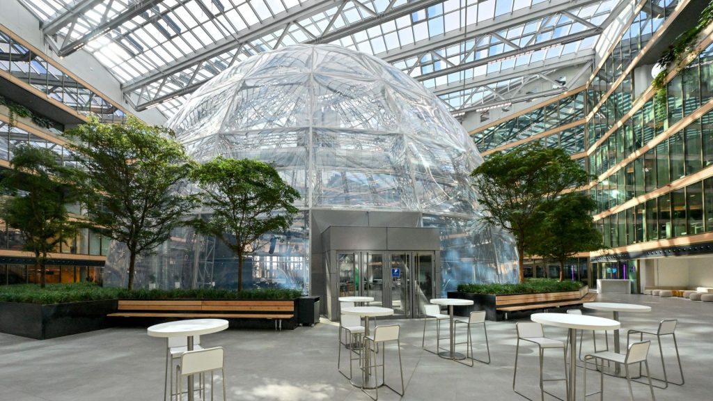 Das Atrium auf dem EUREF-CAMPUS mit Blick auf die EUREF-Kuppel, Innovativ, Eventlocation
