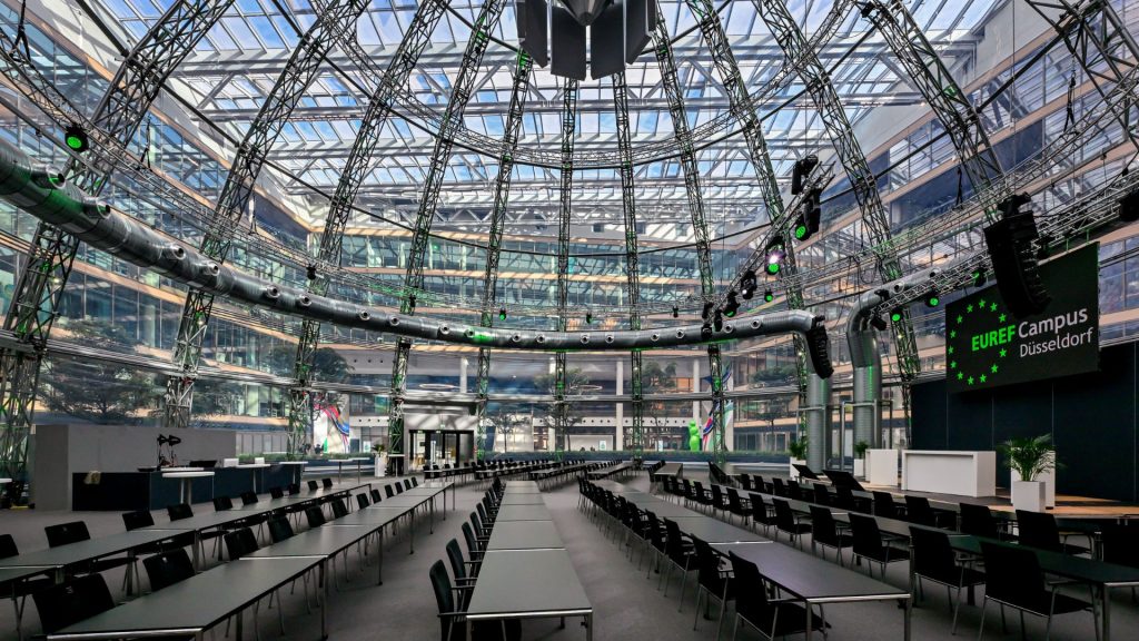 EUREF-Kuppel mit Reihen-Bestuhlung für Konferenzen und innovative Events