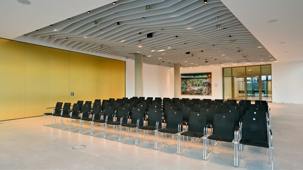 Meetingraum Eventlocation EUREF-Campus Düsseldorf mit Reihen-Bestuhlung