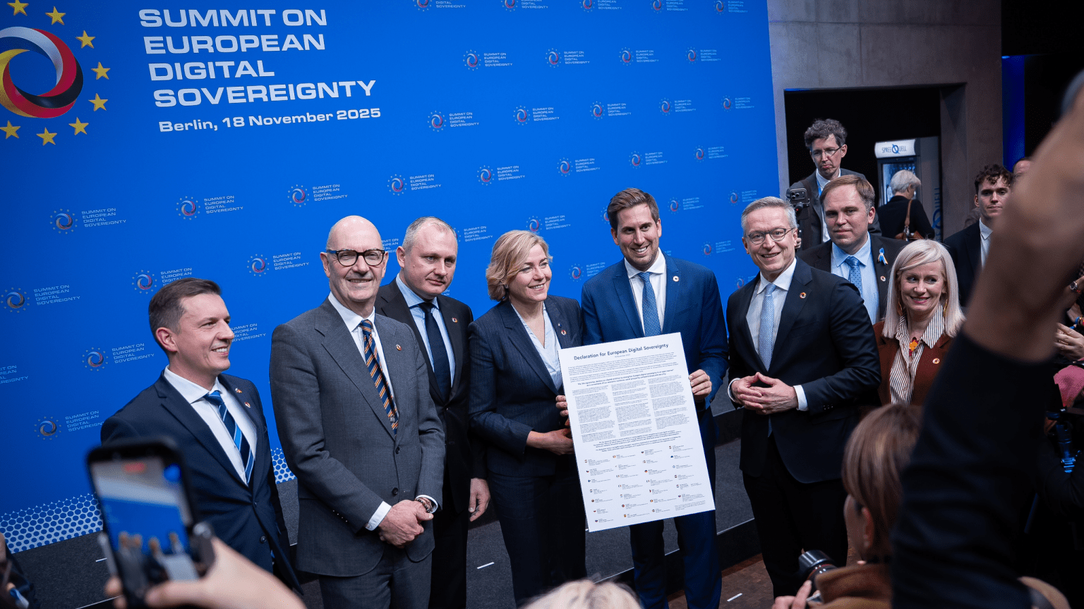 Ein Gruppenbild verschiedener Politiker vor der Pressewand, sie halten eine Deklaration in der Hand, u. a. dabei: Roland Lescure, Henna Virkkunen und Karsten Wildberger