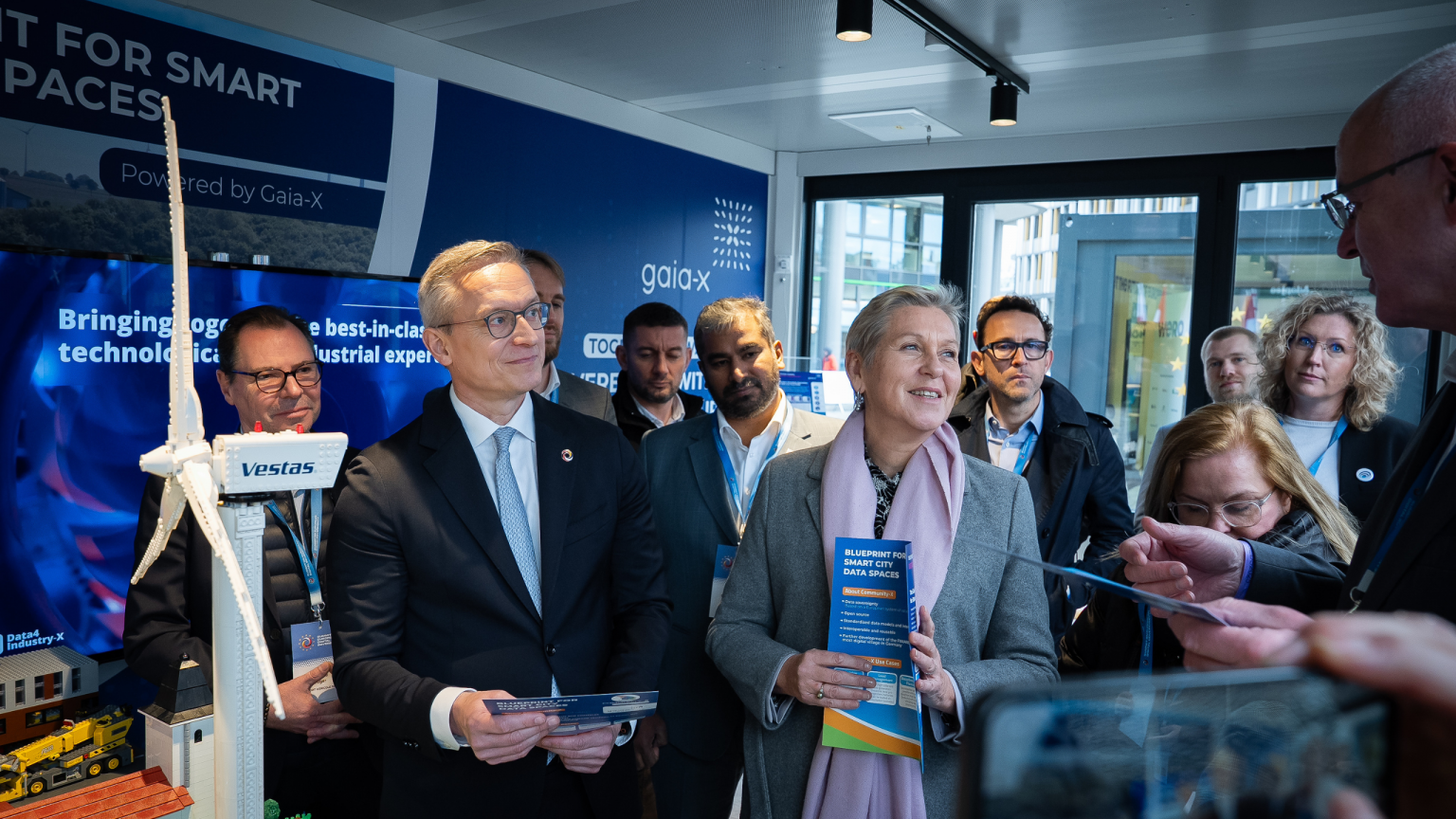 Anne Le Hénanff und Karsten Wildberger schauen sich einen Ausstellerpavillion an