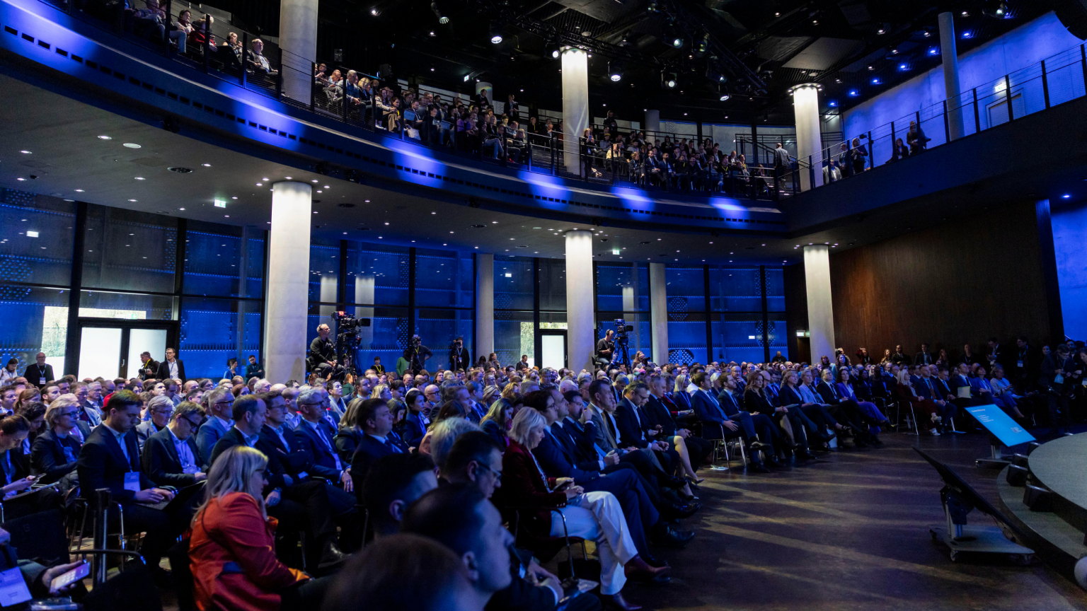 Blick über die Gäste der Veranstaltung im Gasometer