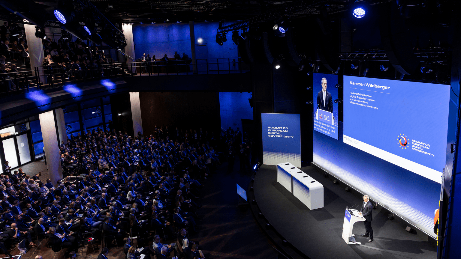 Bundesminister Karsten Wildberger spricht auf der Bühne eine Keynote zum Digital-Gipfel