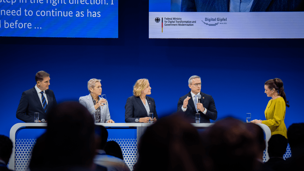 Bei einem Panel zum Digital-Gipfel sprechen auf dem Podium: Karsten Wildberger, Anne Le Hénanff, Henna Virkkunen und Oliver Grün