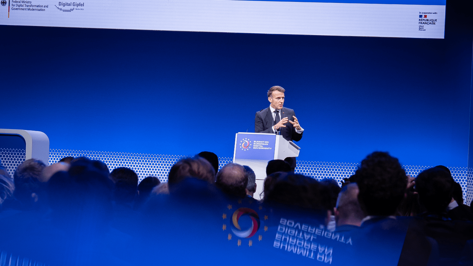 Frankreichs Präsident Emmanuel Macron spricht auf der Bühne beim Digital-Gipfel
