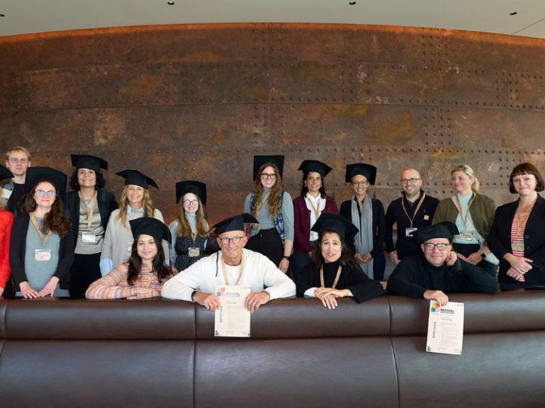 Eine Gruppe von Absolventen der Masterclass bei einem Gruppenfoto