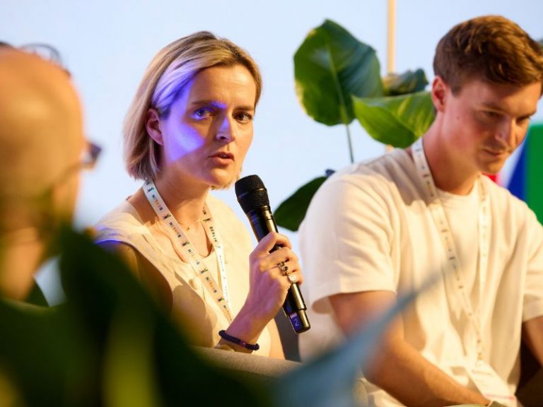 Geschäftsführerin Sarah-Maria Ameler bei einem Panel auf der Bühne des BESTIVAL Festivals