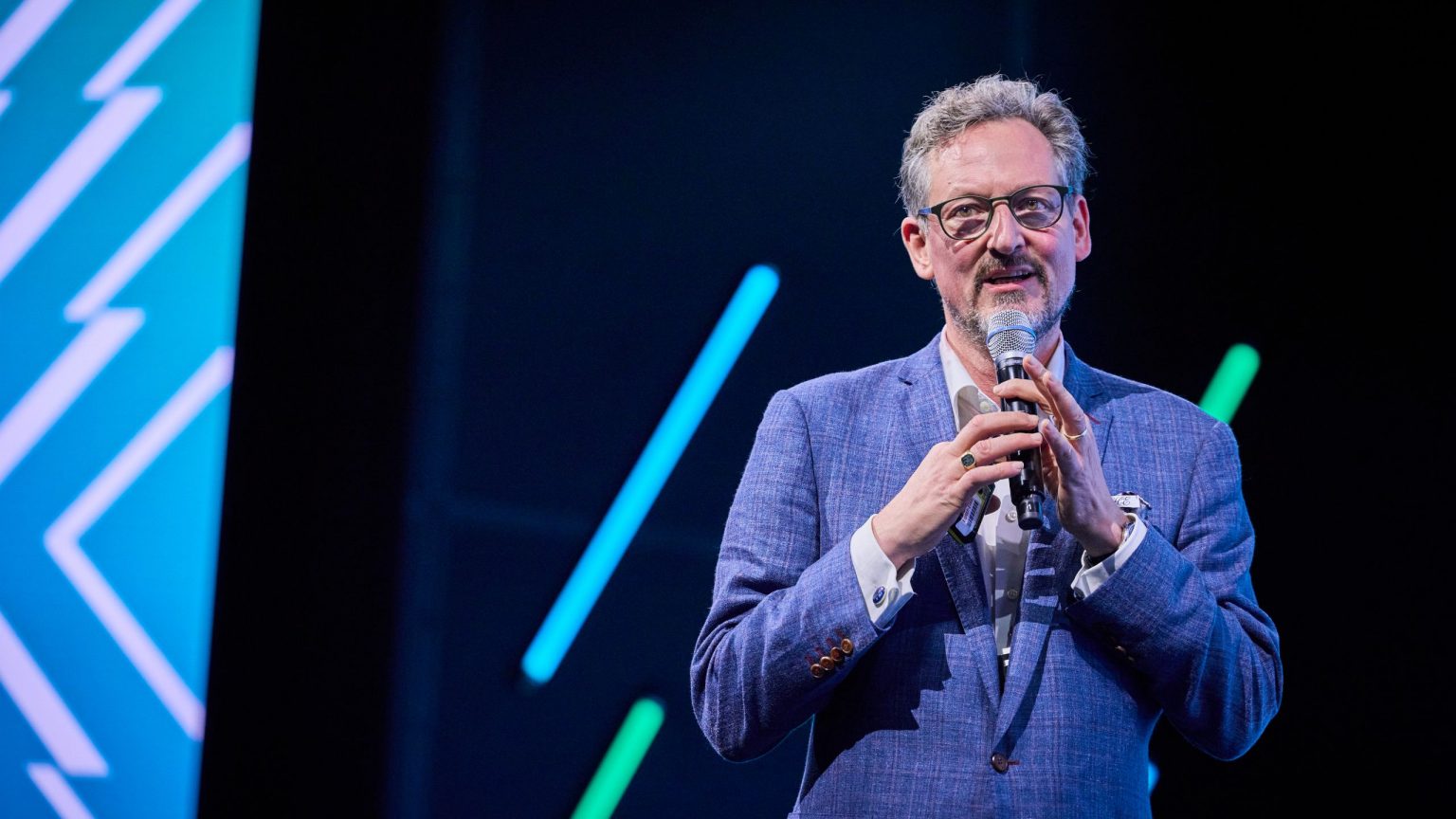 Eckart von Hirschhausen auf der Bühne bei einem Vortrag