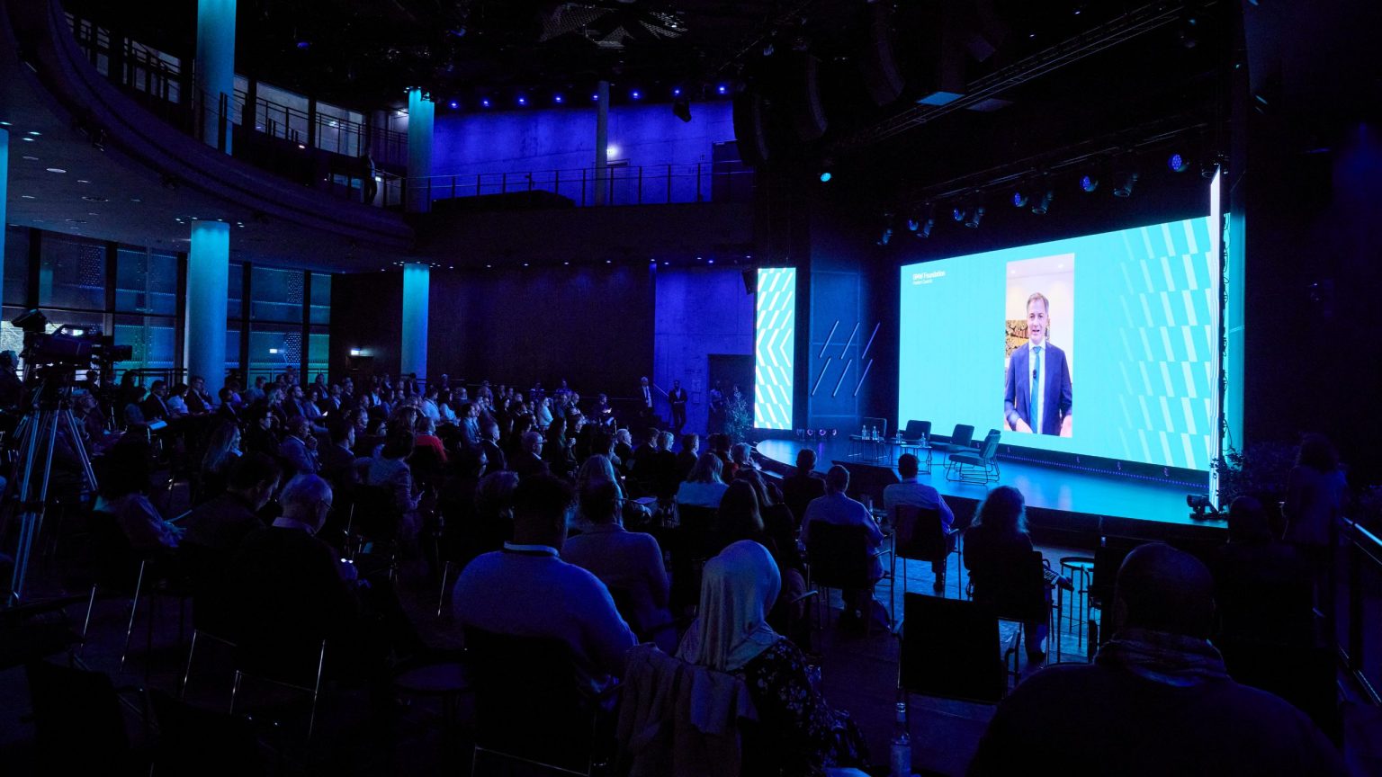 Das von oben fotografierte Forum mit großer Bühne und Publikum