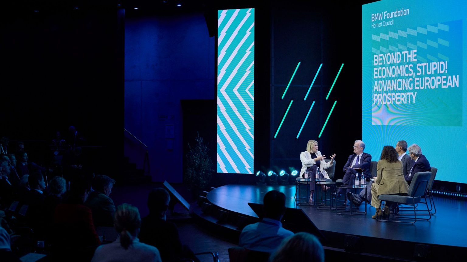 Eine Talkrunde sitzt auf der Bühne im Forum des Gasometers