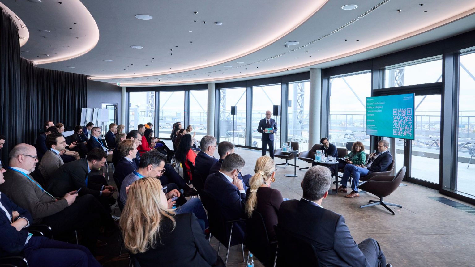 Eine Geschsprächsrunde auf der Bühne in der SKY Lounge