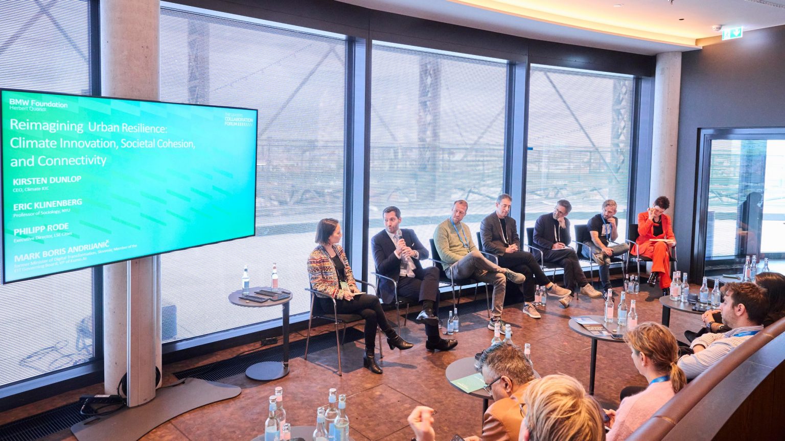 Eine kleines Panel sitzt vor der Fensterfront in der SKY Bar