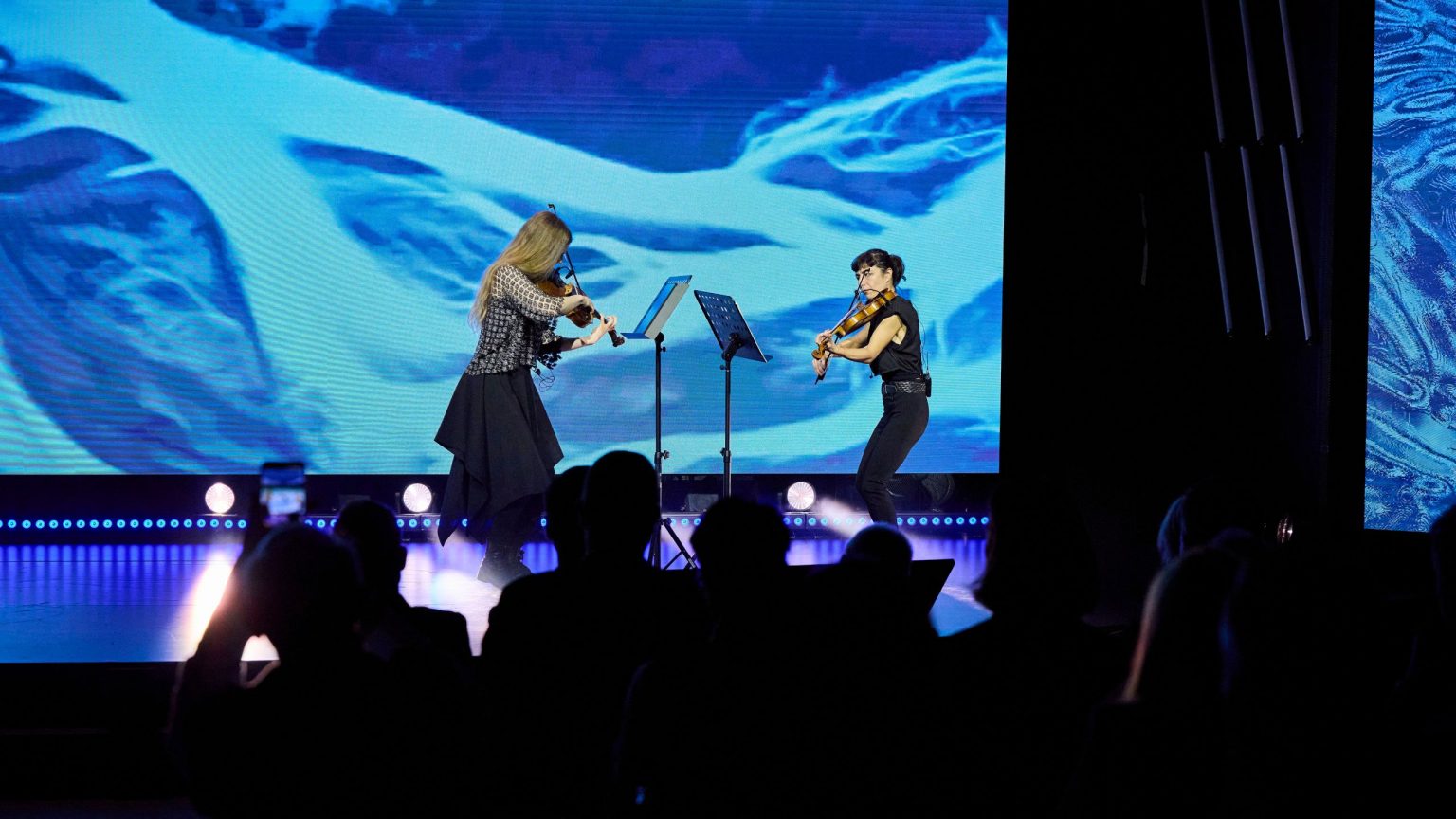 Ein Violinen-Duett auf der Bühne im Gasometer