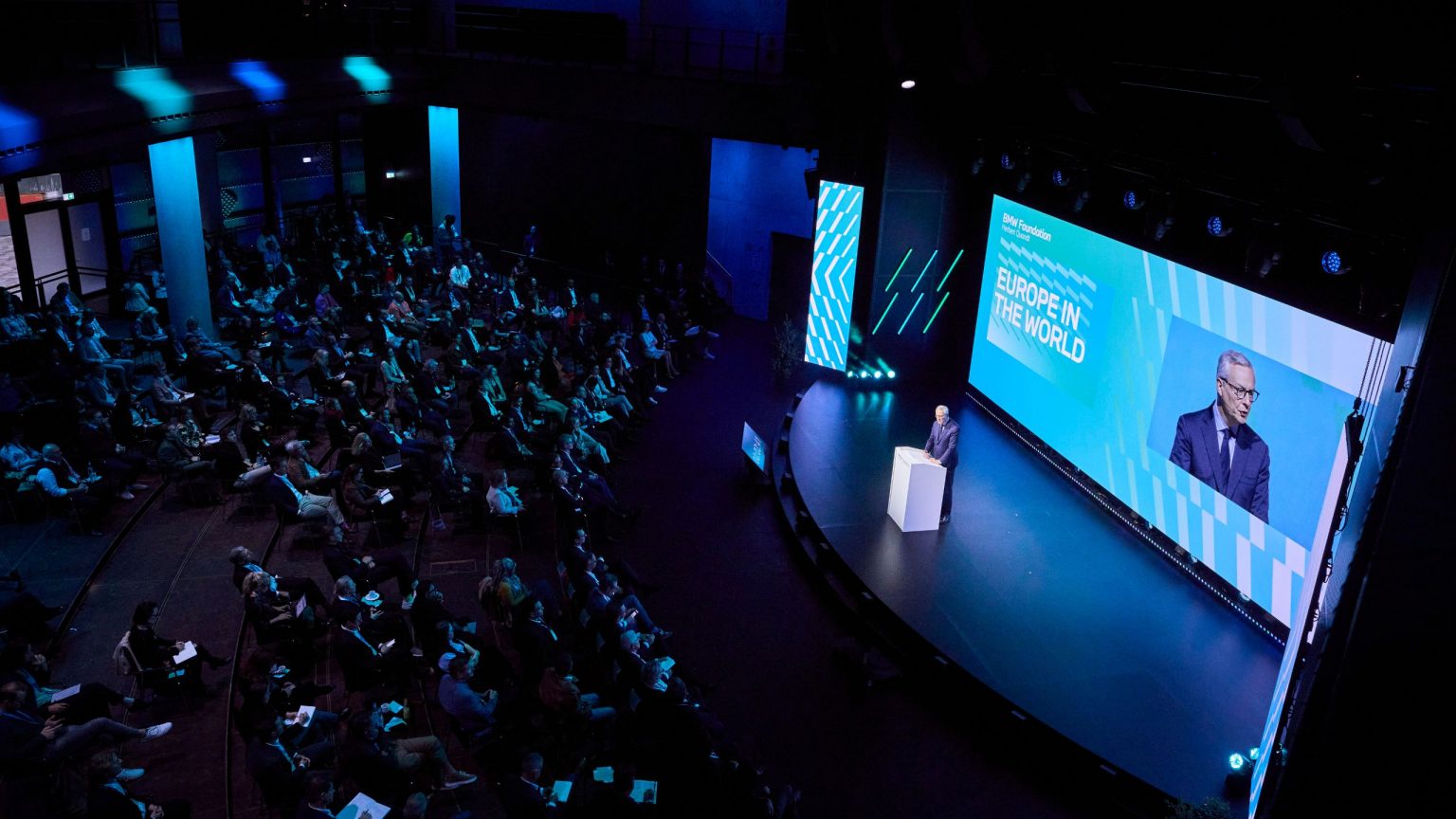 Das von oben fotografierte Forum mit großer Bühne und Publikum