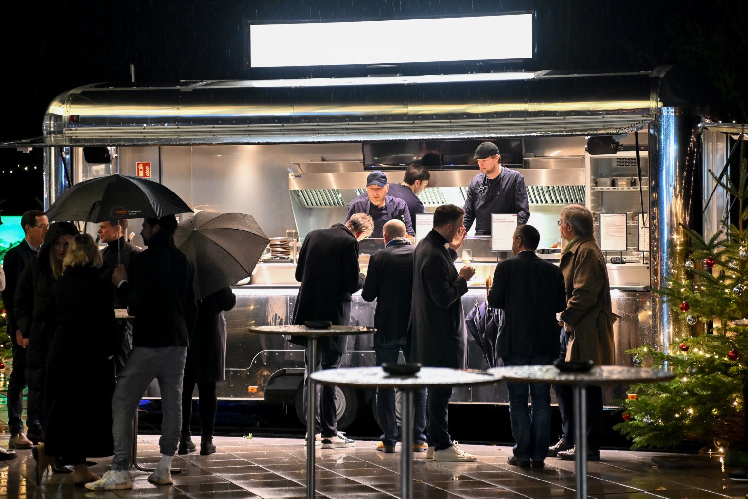 Ein Food Truck auf dem EUREF-Campus Düsseldorf mit Gästen beim Weihnachtsmarkt