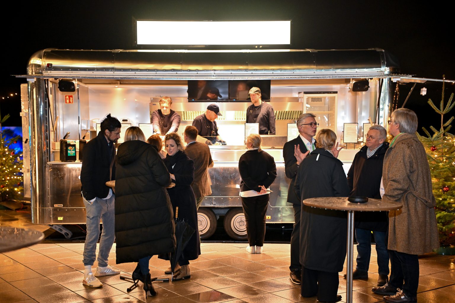 Ein Food Truck auf dem EUREF-Campus Düsseldorf mit Gästen beim Weihnachtsmarkt