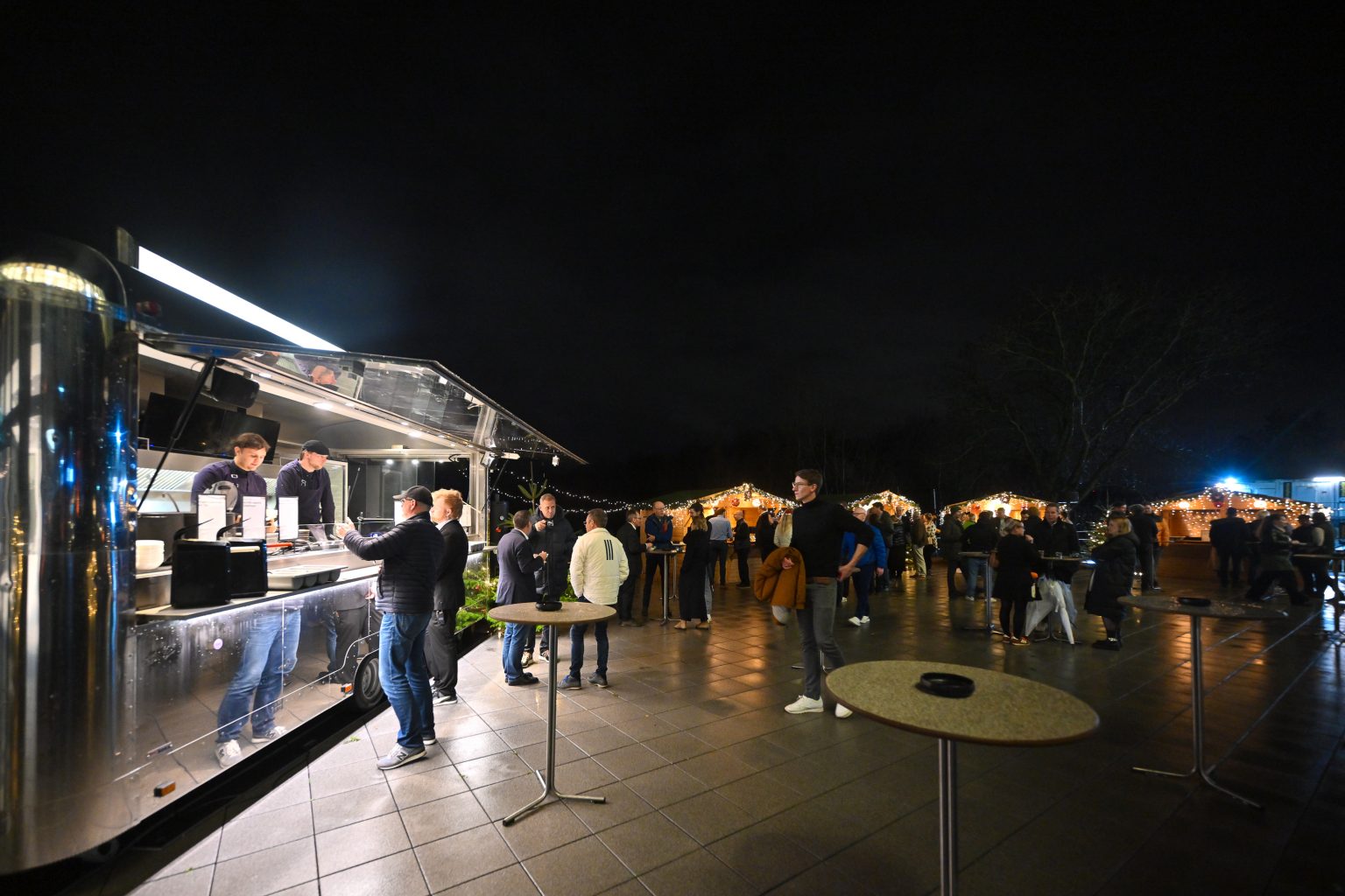 Ein Food Truck auf dem EUREF-Campus Düsseldorf mit Gästen beim Weihnachtsmarkt