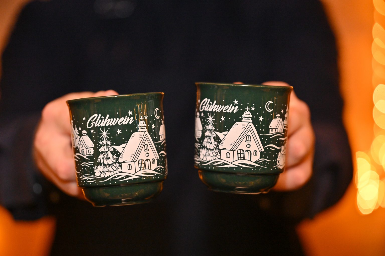 Zwei Tassen mit Glühwein