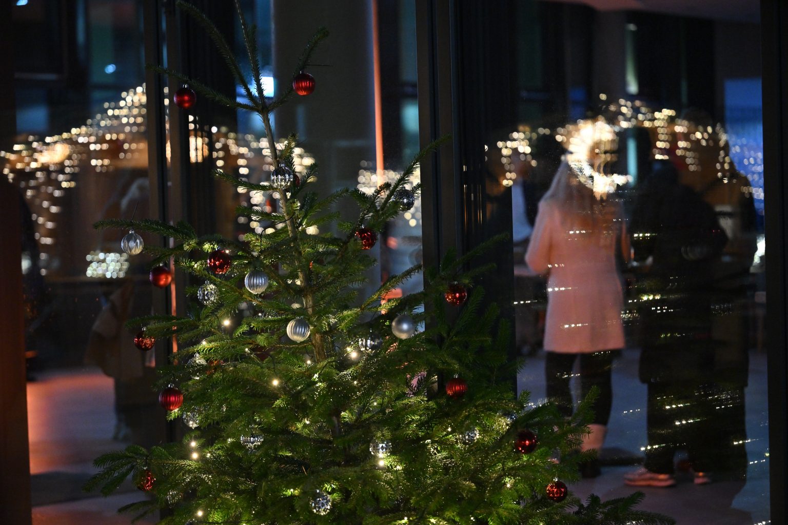 Ein geschmückter Weihnachtsbaum in der Cantinetta.