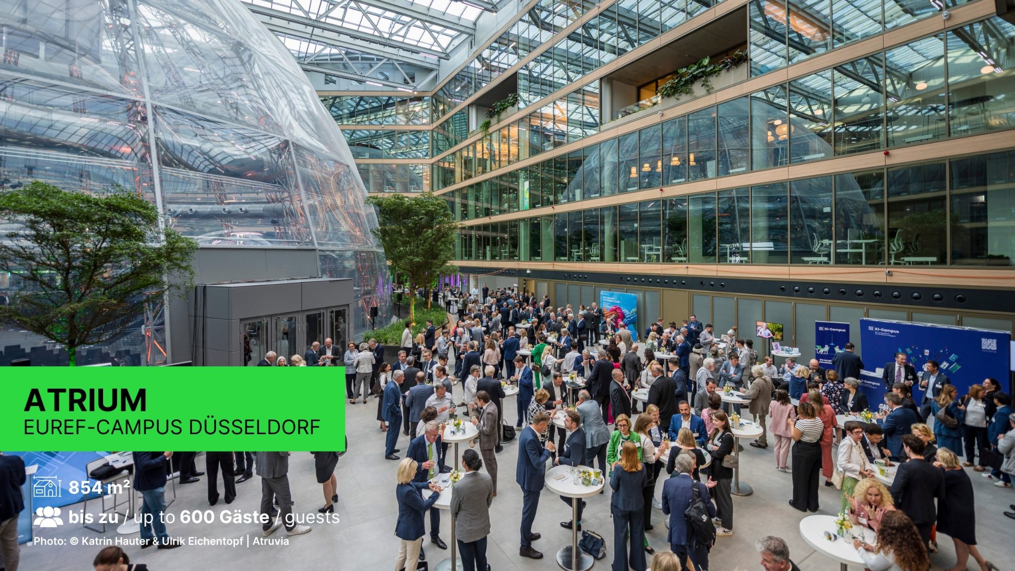 Das helle, lichtdurchflutete Atrium auf dem EUREF-Campus Düsseldorf