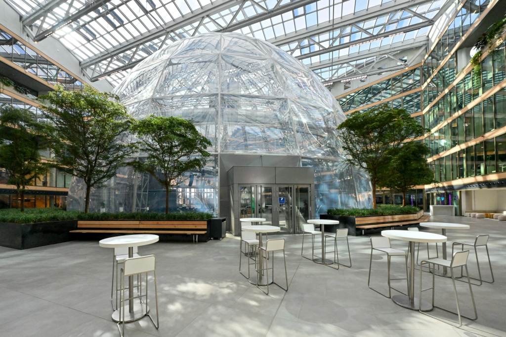 Das Atrium auf dem EUREF-CAMPUS mit Blick auf die EUREF-Kuppel, Innovativ, Eventlocation