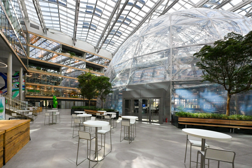 Das Atrium auf dem EUREF-CAMPUS mit Blick auf die EUREF-Kuppel, Innovativ, Eventlocation mit Stehtischen
