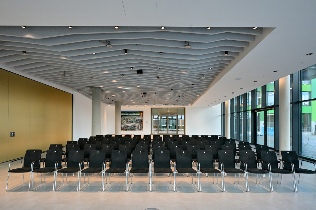 Meetingraum Eventlocation EUREF-Campus Düsseldorf mit Reihen-Bestuhlung und Fensterfront