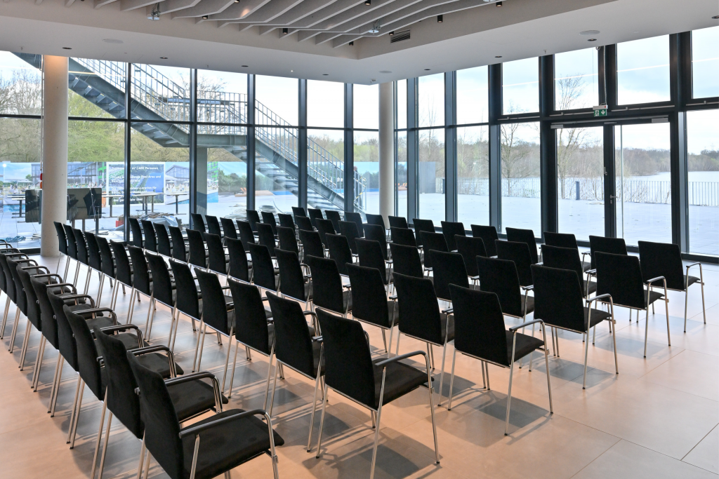 Meetingraum Eventlocation EUREF-Campus Düsseldorf mit Reihen-Bestuhlung und Fensterfront